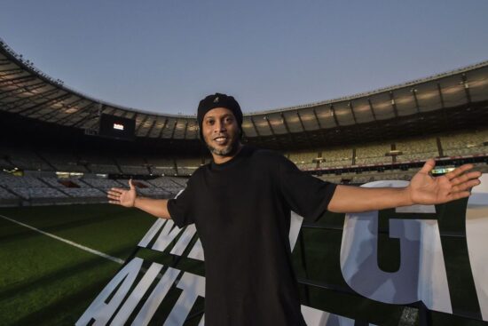 Ronaldinho: O mágico que conquistou o mundo com um sorriso e deixou sua marca no futebol para sempre