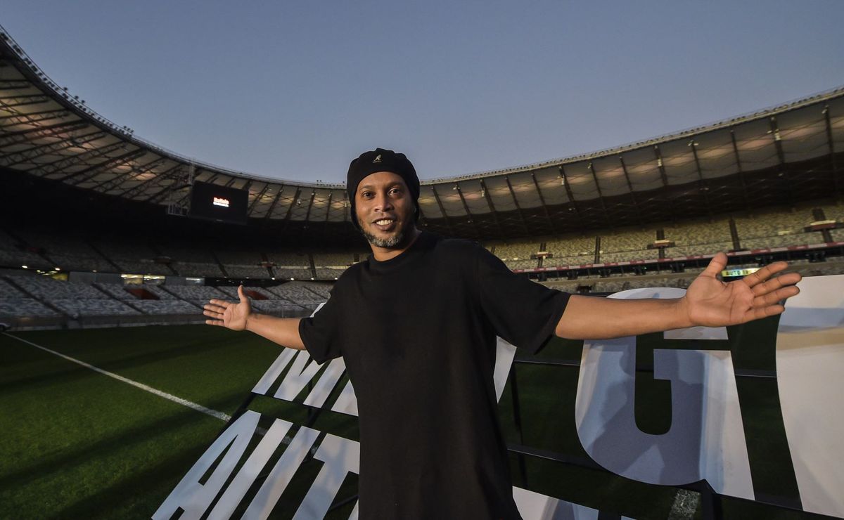 Ronaldinho: O mágico que conquistou o mundo com um sorriso e deixou sua marca no futebol para sempre