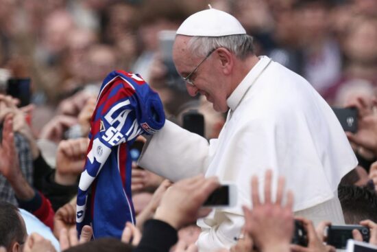 Papa Francisco recebe homenagem de San Lorenzo após a morte