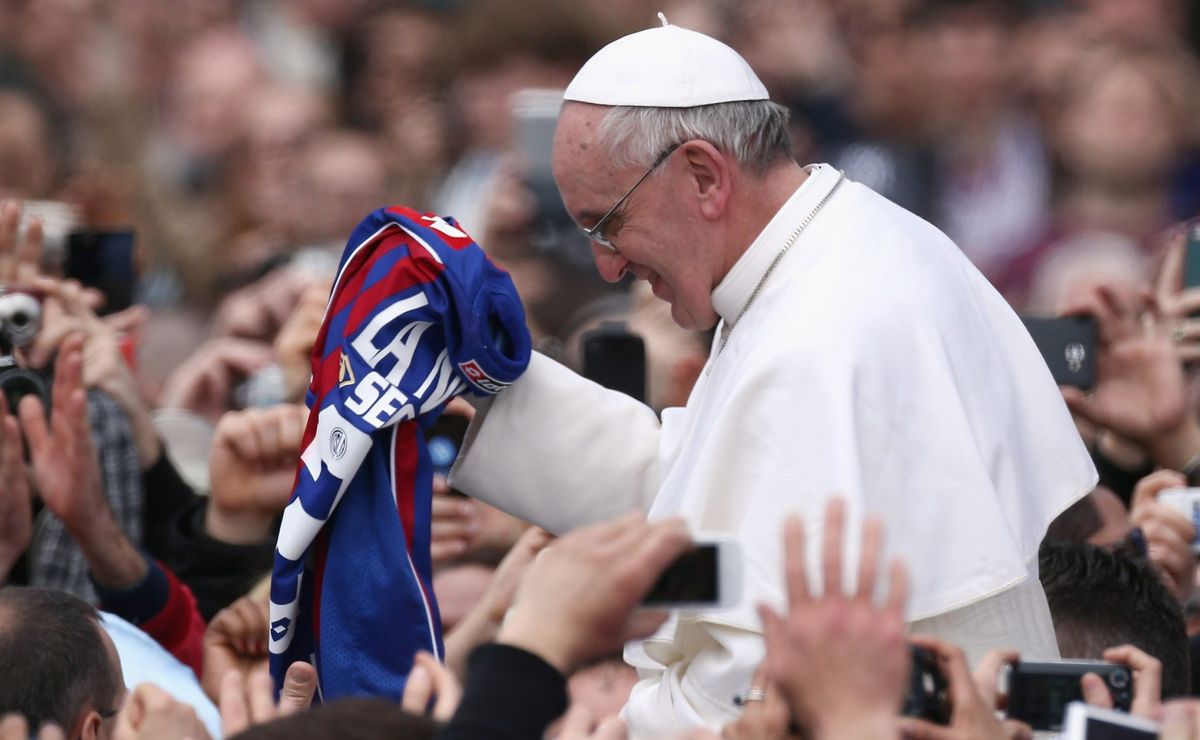 Papa Francisco recebe homenagem de San Lorenzo após a morte