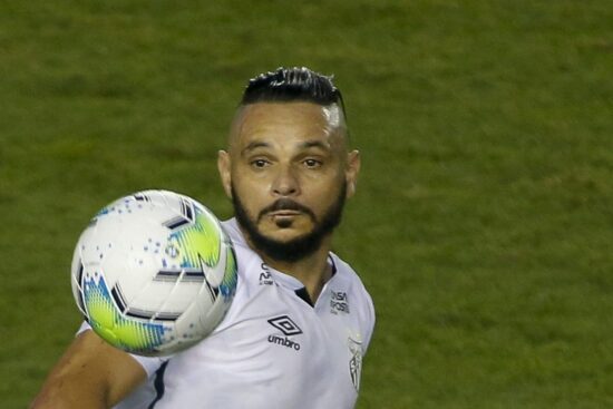 Aos 39 anos, lateral-direito Pará está longe do futebol profissional
