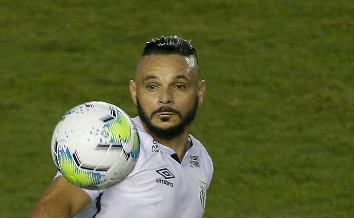 Aos 39 anos, lateral-direito Pará está longe do futebol profissional