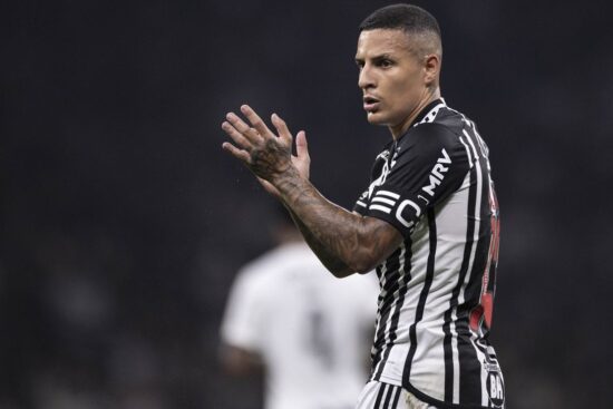 Cuca terá de volta Arana e Júnior Santos no Atlético contra o Cruzeiro