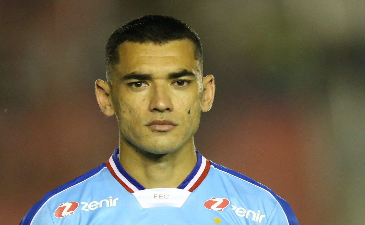 Goleiro Santos deve sair do Athletico-PR para assinar com campeão mundial