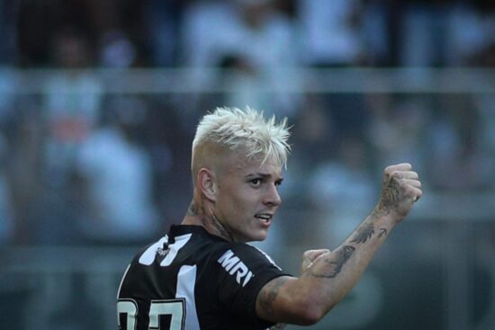 Flamengo, Palmeiras e Corinthians monitoram situação de Roger Guedes