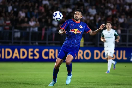 Com números de líder, Pedro Henrique vira destaque entre defensores da Série A