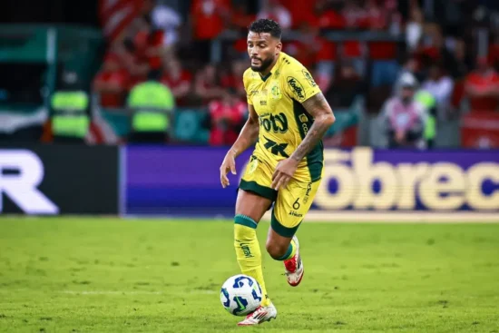 Reinaldo ‘provoca’ torcida do São Paulo com beijo na bandeira após gol pelo Mirassol
