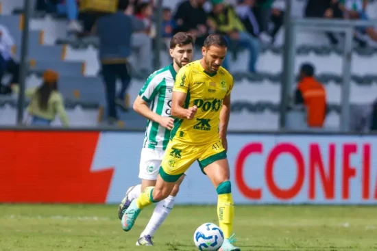 Após três jogos no banco, Yago Felipe retoma titularidade e ajuda Mirassol