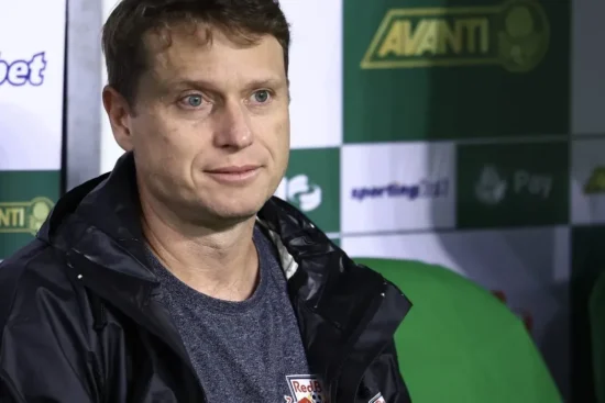 Seabra testa duplas de volantes no Bragantino e esboça equipe sem Capixaba