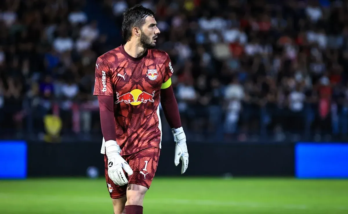 Goleiro Cleiton vê chance de liderança e cobra regularidade do Bragantino