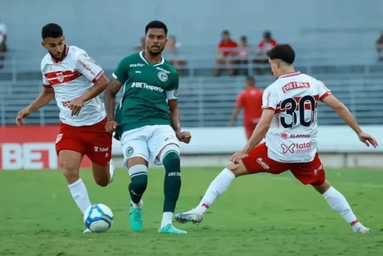 Líder isolado, Goiás visita o CRB para abrir vantagem na ponta