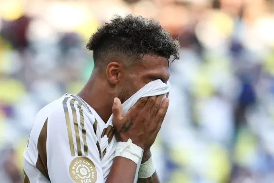 Bouanga perde pênalti no último minuto de L.A. contra Espérance