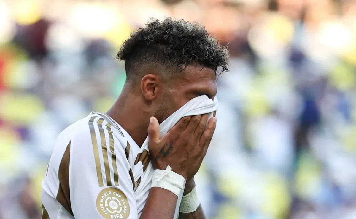 Bouanga perde pênalti no último minuto de L.A. contra Espérance