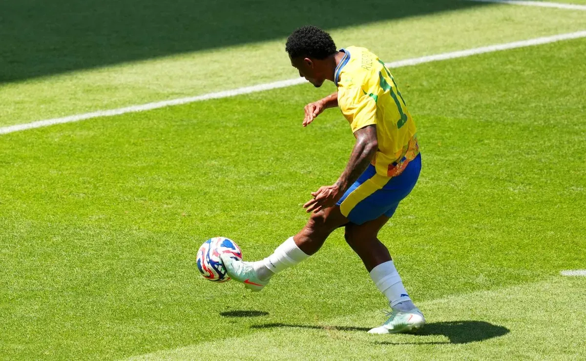 Lucas Ribeiro, do Mamelodi marca gol antológico contra Borussia