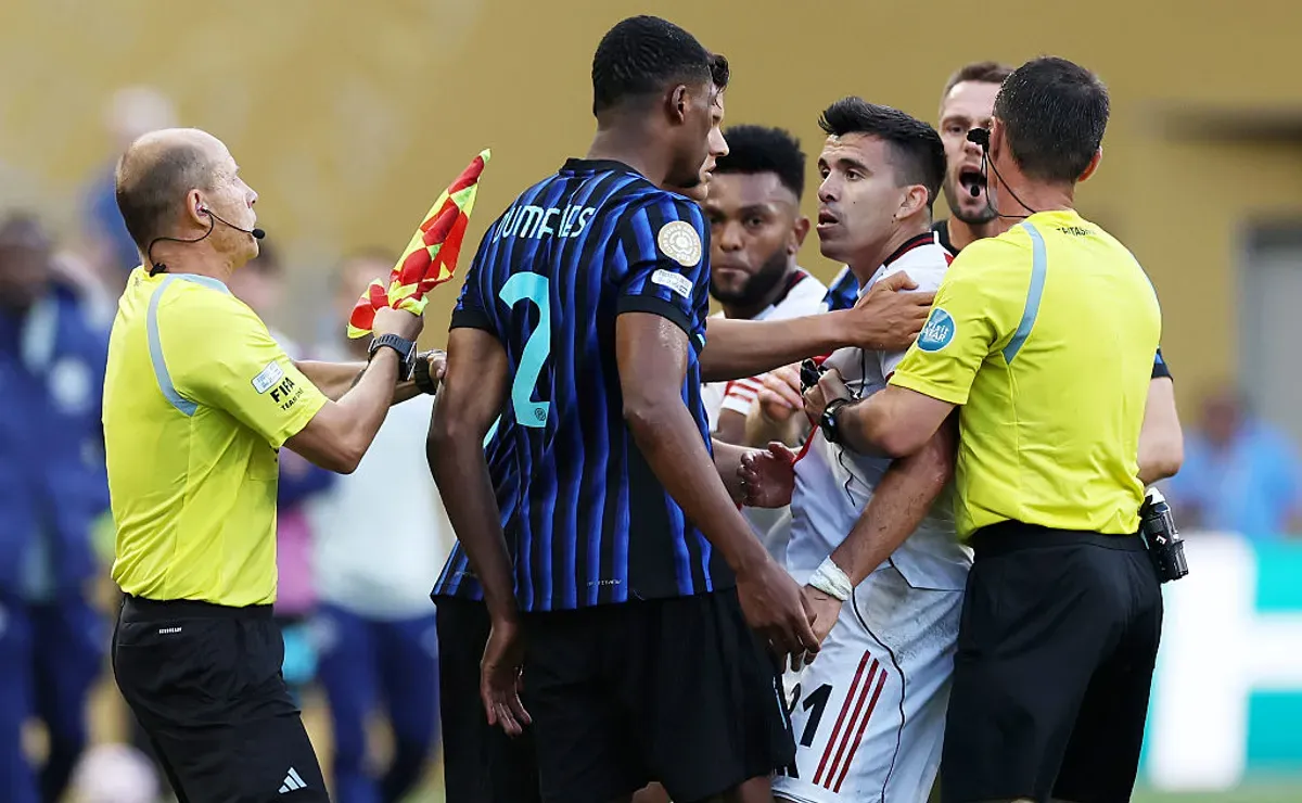 Acuña tentou agredir Dumfries após o apito final River Plate x Miami