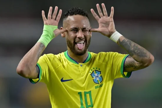 quanto mais Neymar se contorcia de dor...