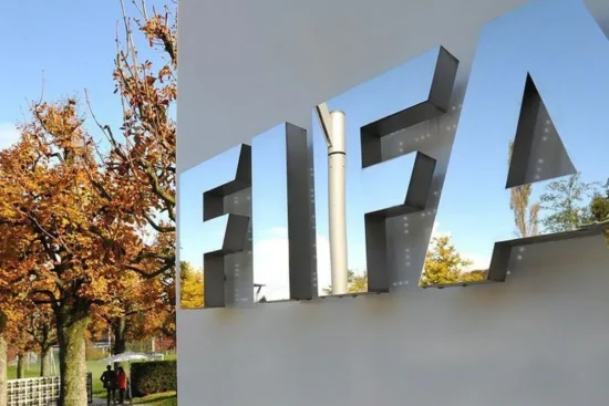 Fifa pressiona CBF em silêncio e revela brecha que pode mudar VAR no Brasileirão