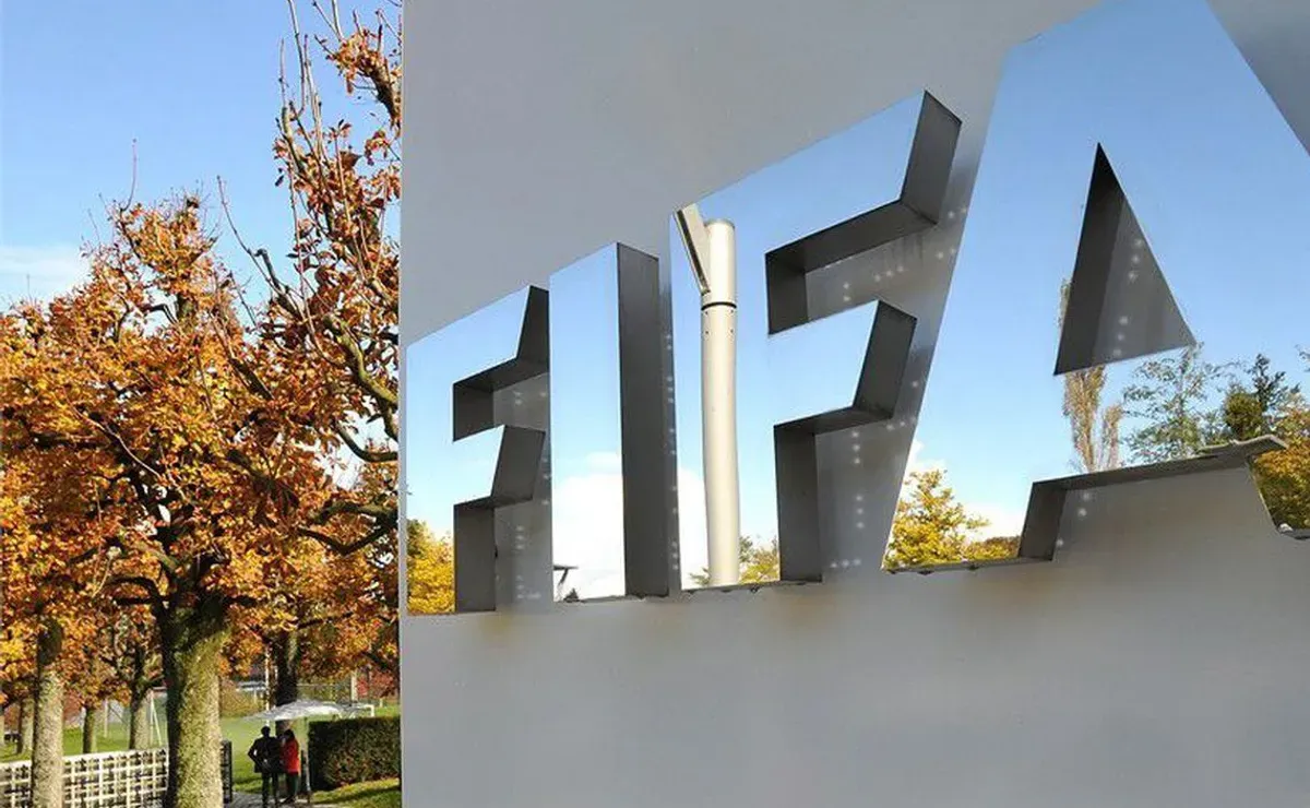 Fifa pressiona CBF em silêncio e revela brecha que pode mudar VAR no Brasileirão