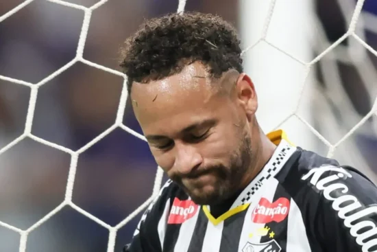 Situação envolvendo Neymar e fotógrafo em Cruzeiro x Santos repercute após expulsão