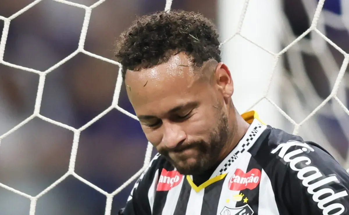 Situação envolvendo Neymar e fotógrafo em Cruzeiro x Santos repercute após expulsão