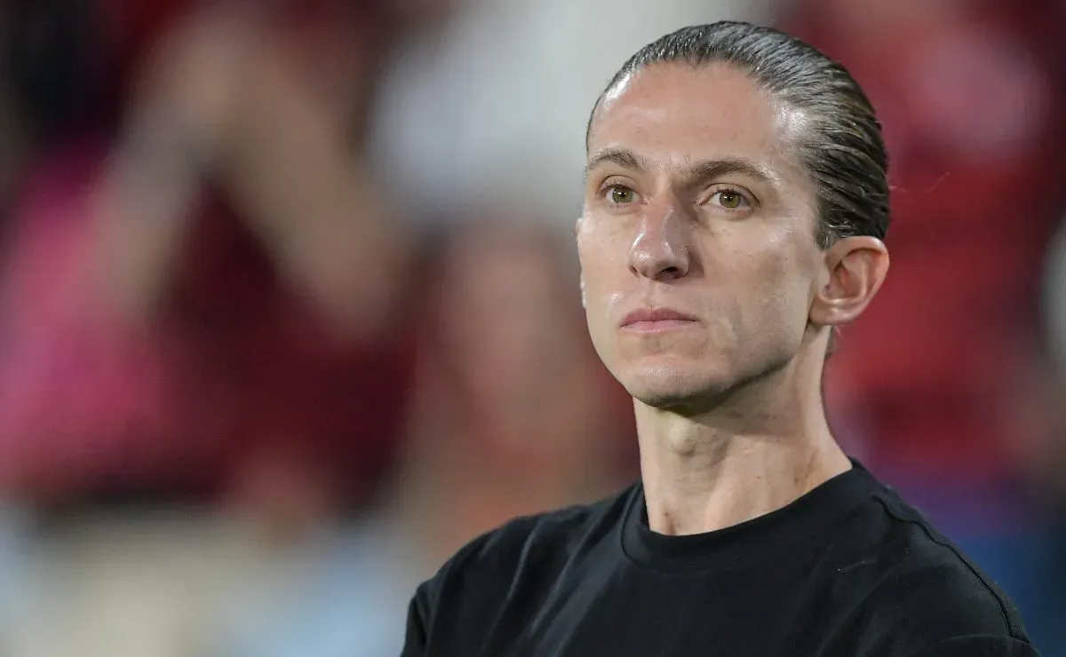 Filipe Luis ainda não responde proposta do Flamengo