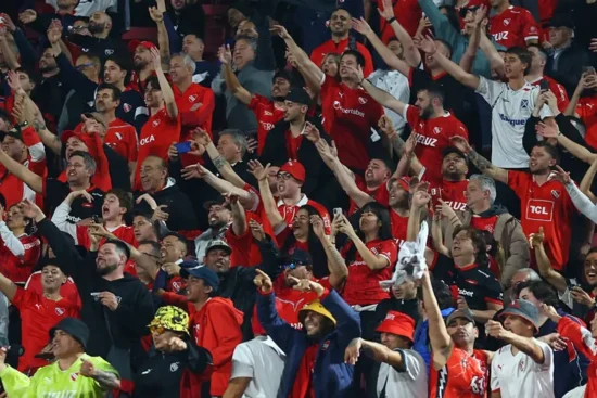 Independiente x La U é suspenso na Sul-Americana após briga que deixa torcedores machucados na arquibancada