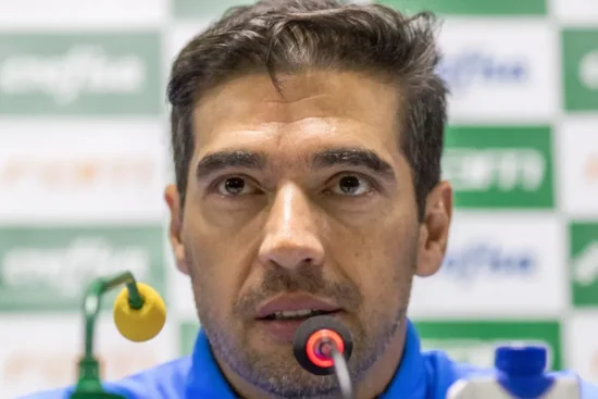 Abel Ferreira diverge do Flamengo e elogia alteração da CBF no calendário